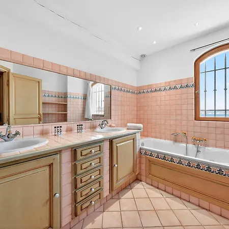Provencale Avec Piscine Et Vue ! Villa Mandelieu