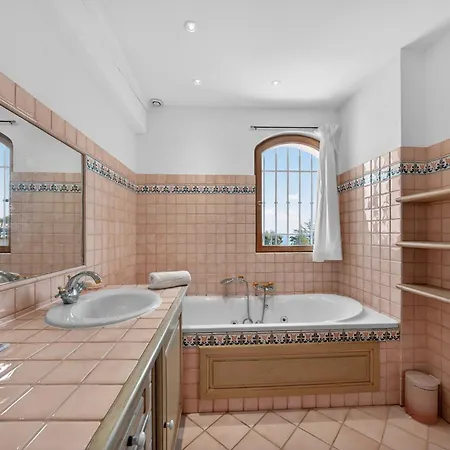 Provencale Avec Piscine Et Vue ! Villa
